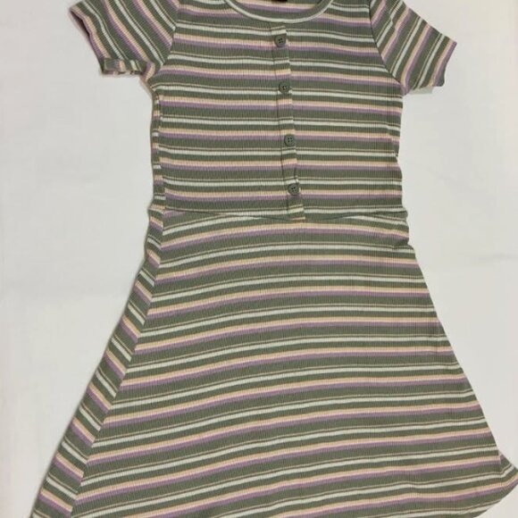 Provide a title for your item. Use words people would search for when looking fo - Picture 1 of 3